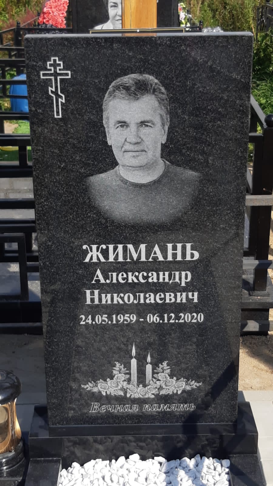 Свечи с розами на семейный памятник