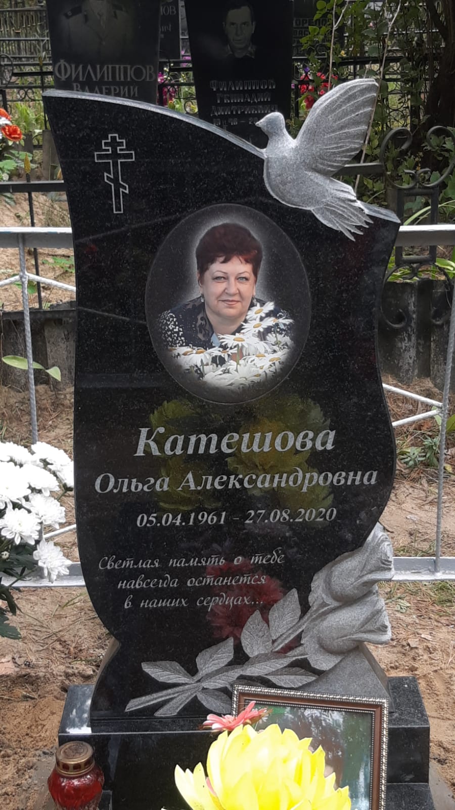 Памятник с розами и голубем