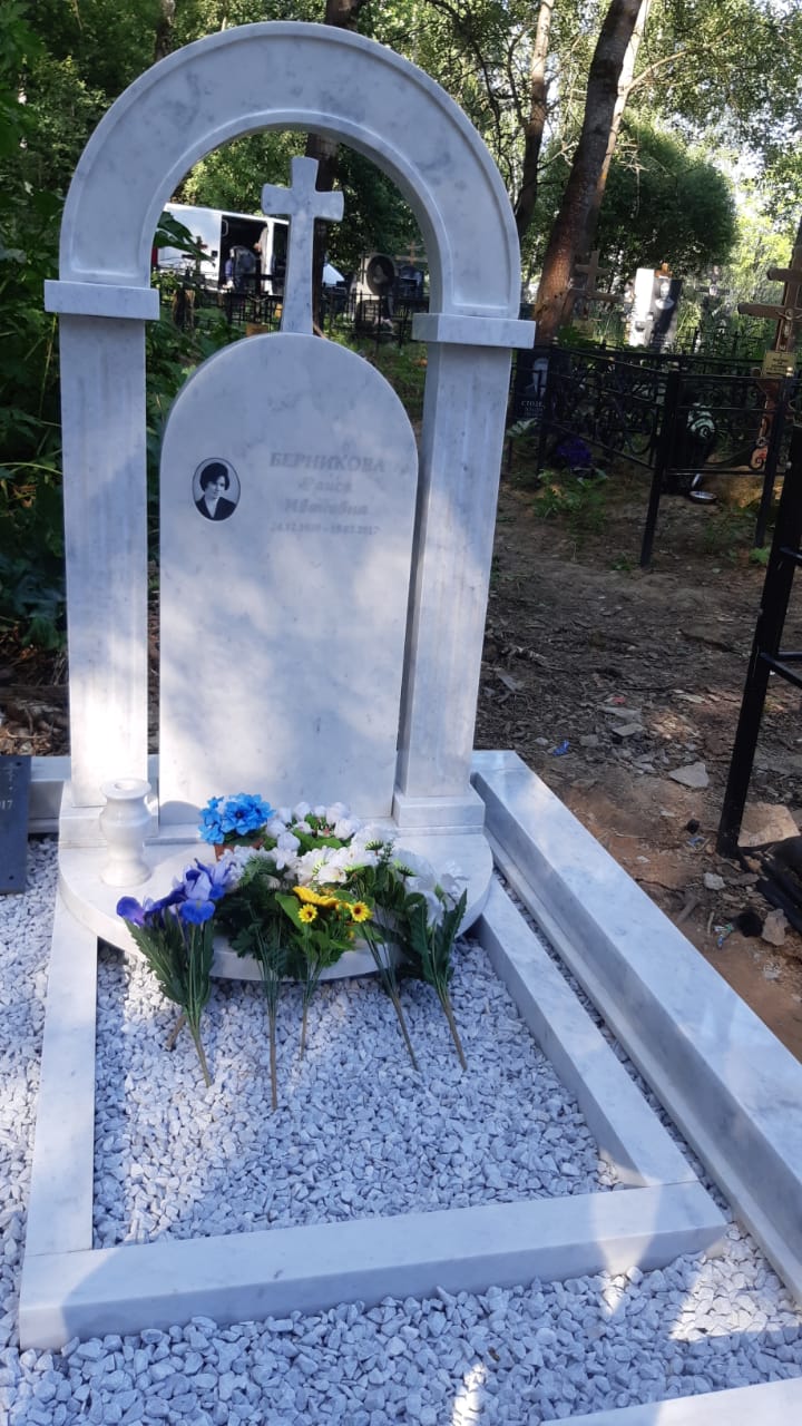 Цветник с красной надгробной плитой