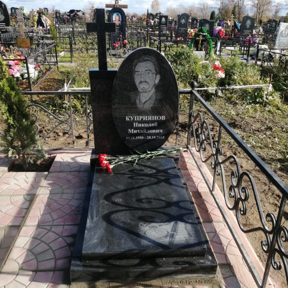 Православный памятник на могилу с крестом
