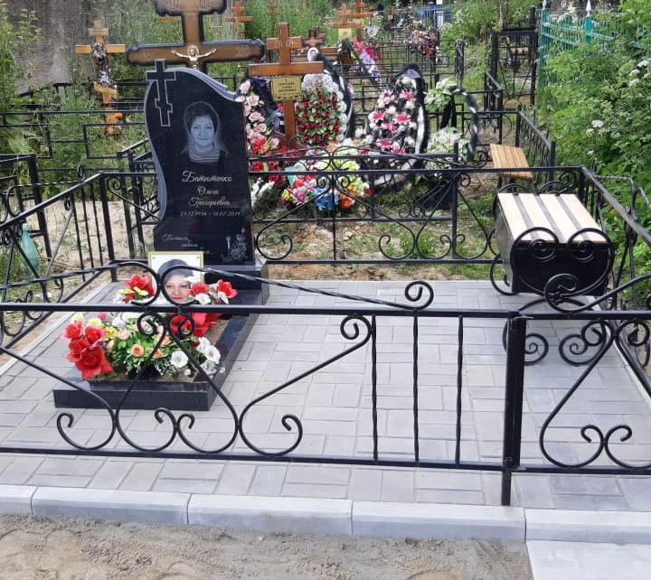 Памятник с крестом сбоку и плащаницей