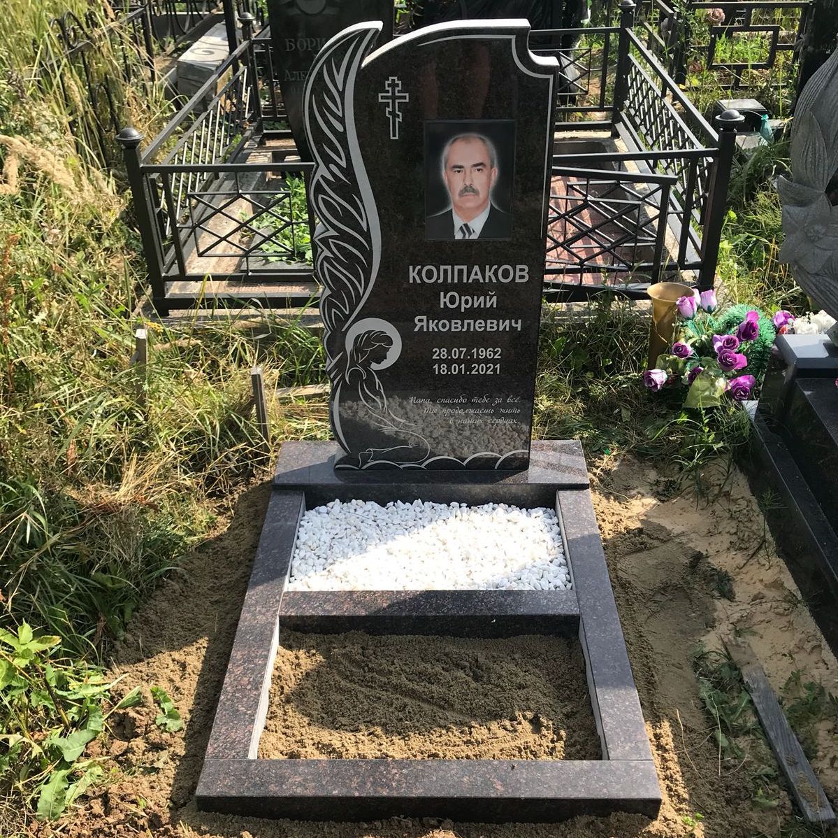 памятник с ангелом скорбящим