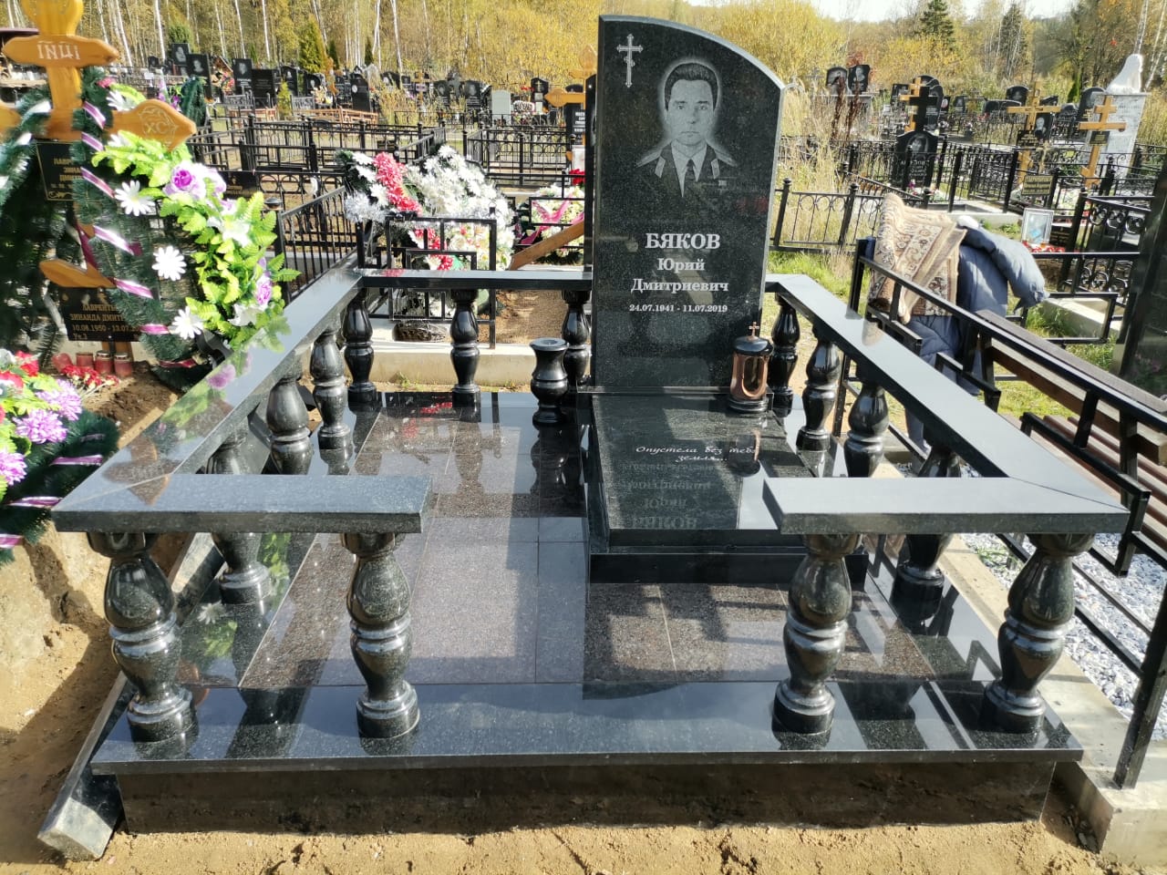 Цоколь на кладбище с балясинами и перилами