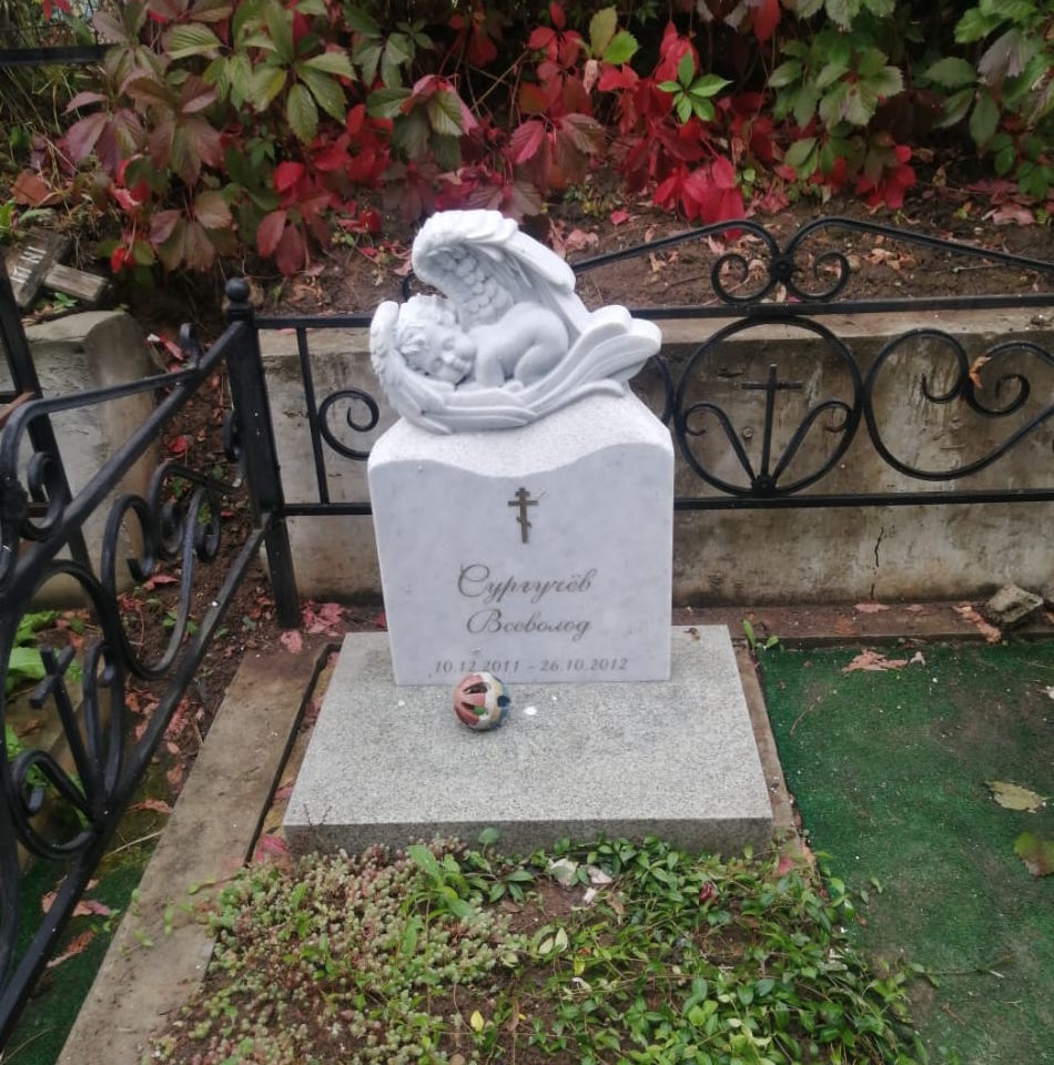 Памятник с ангелочком из мрамора и гранита