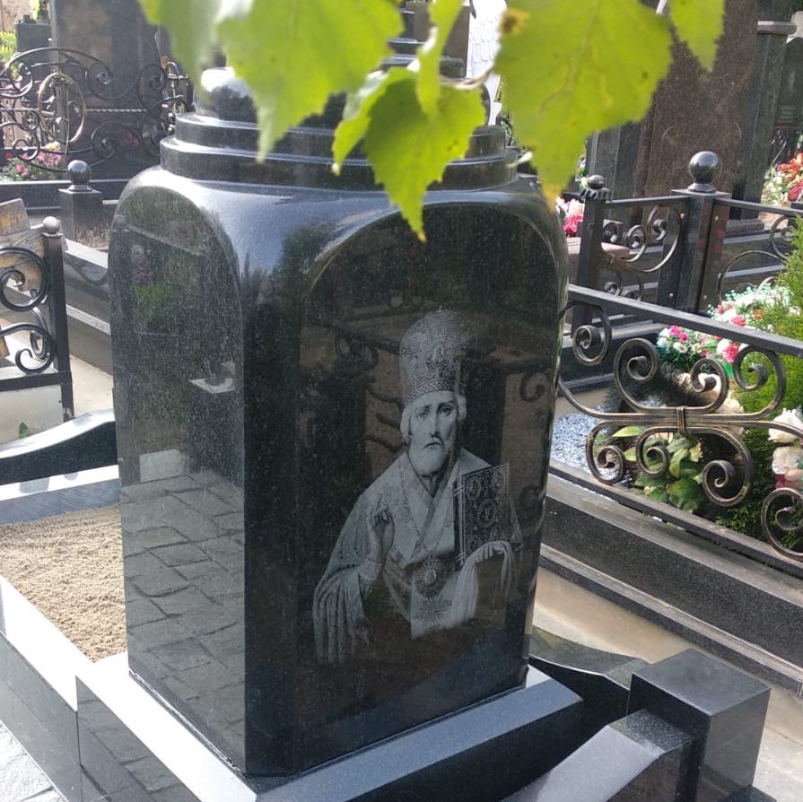 Святой Николай Чудотворец на памятник