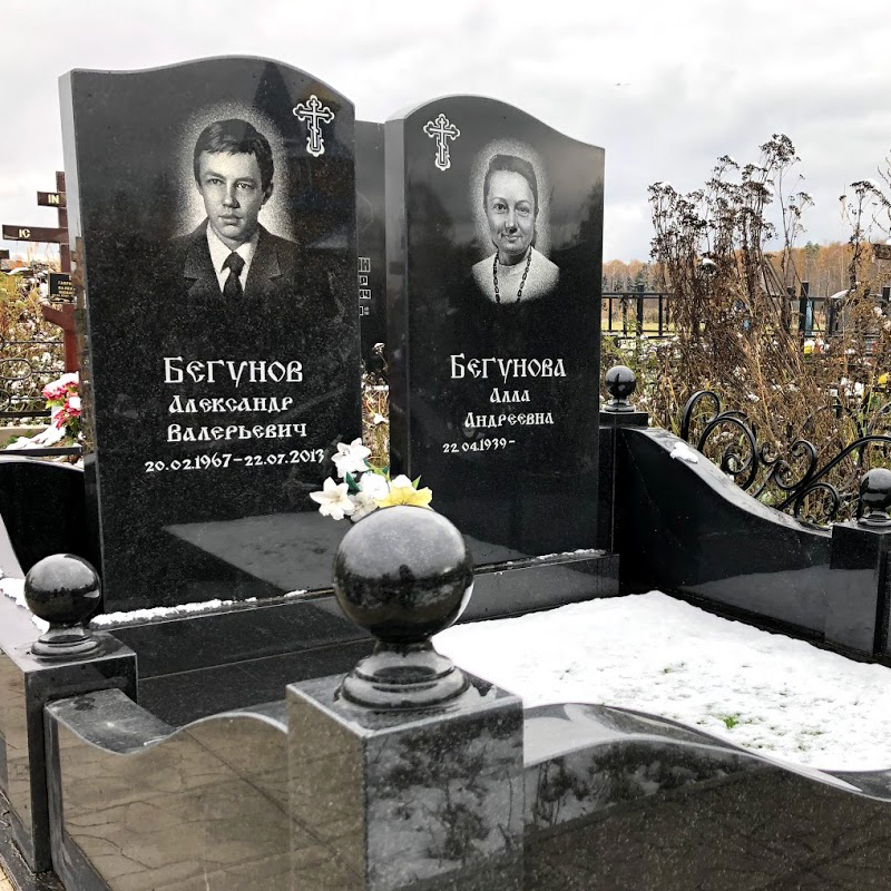 памятник двойной на подставке