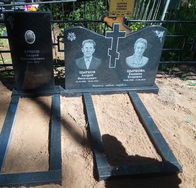 горизонтальный памятник с крестом наверху 15401