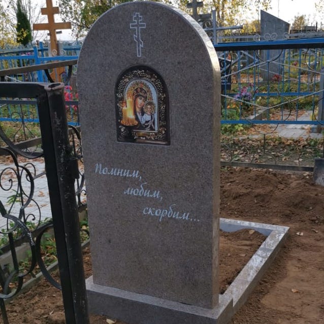 Памятник со скорбящей резной