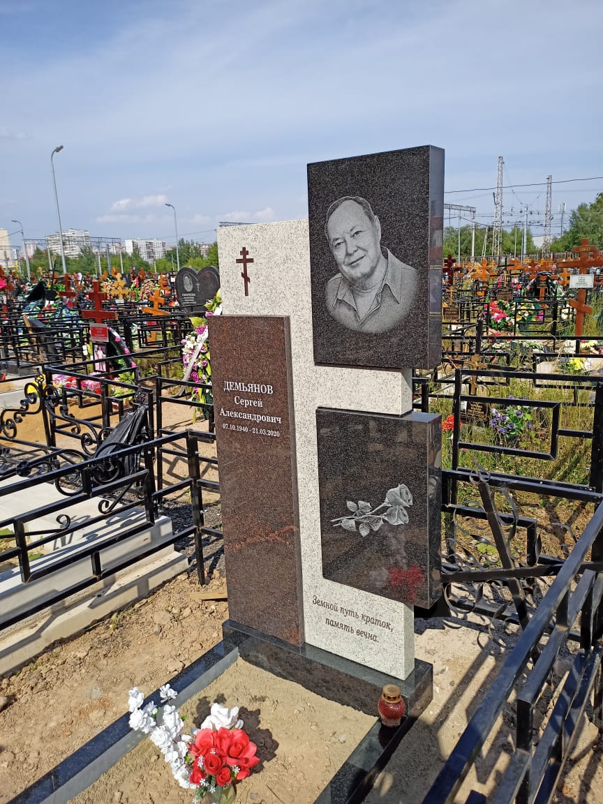 Комбинированный памятник на площадке из гранита