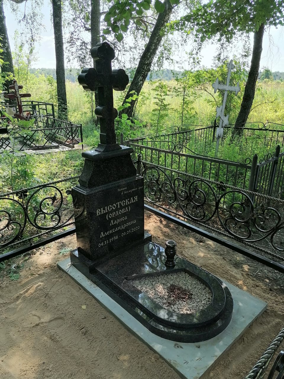 Памятник с голгофой, крестом-трилистником