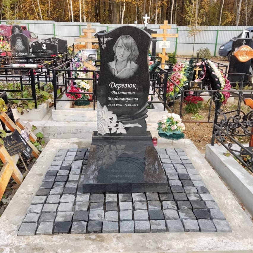 Памятник с резными розочками 12510
