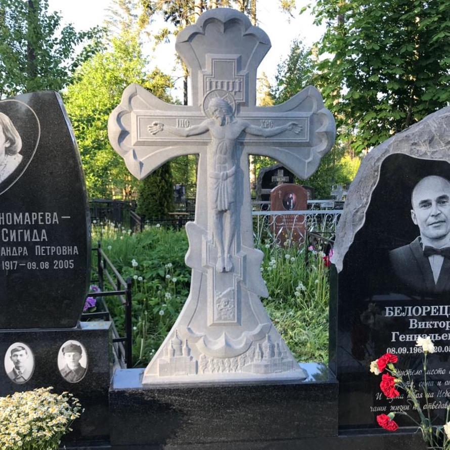Крест на могилу эксклюзивный с распятием