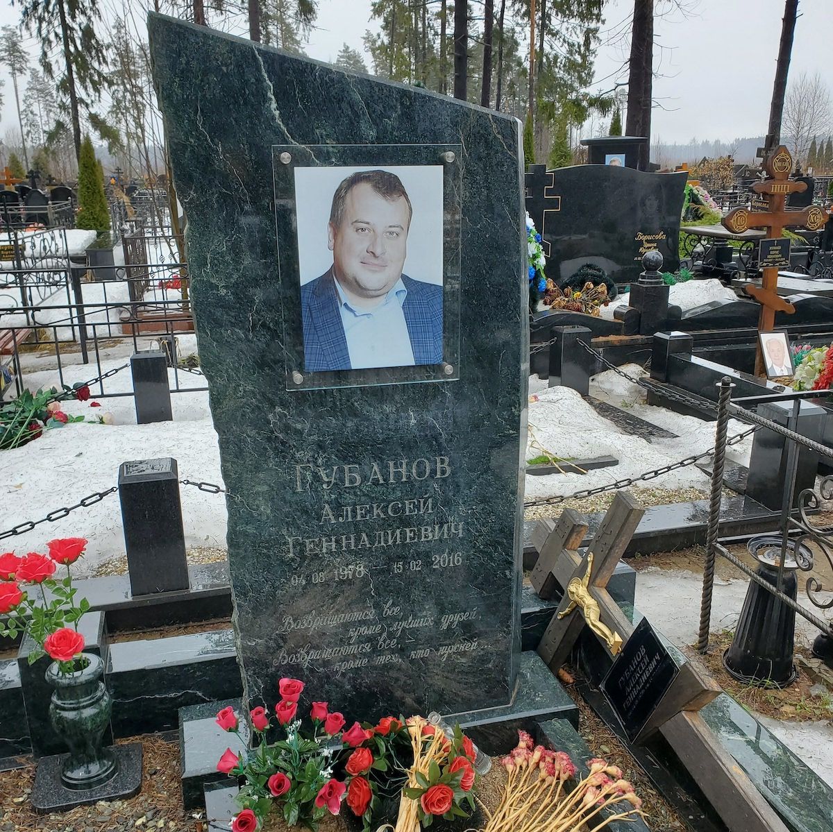 памятник строгой формы на могилу