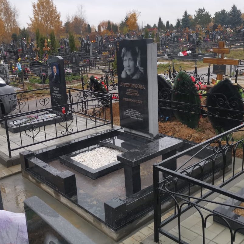 Скамейка из гранита ритуальная