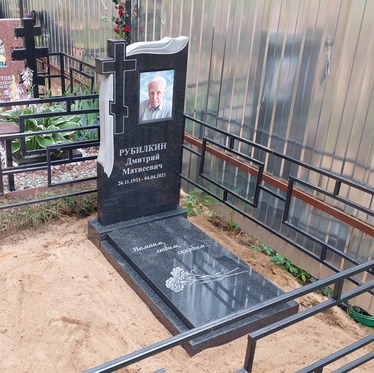 закрытый цветник на могилу