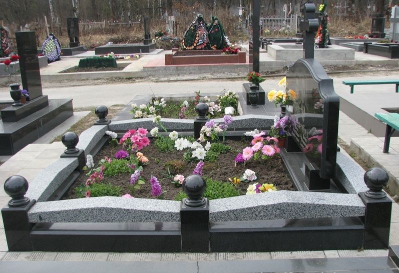 Серый цоколь на могилу