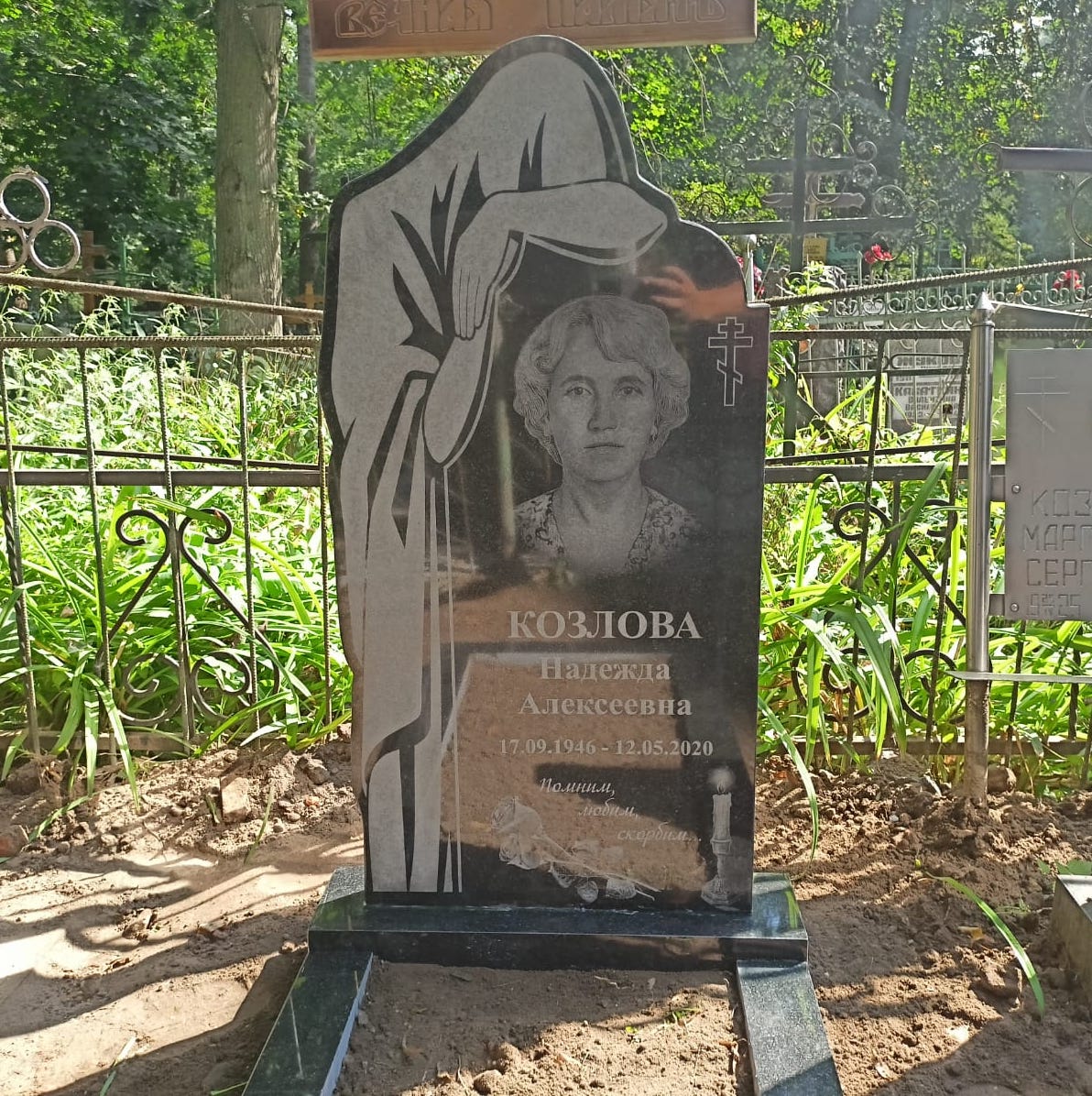 памятник со скорбящей из гранита 11204