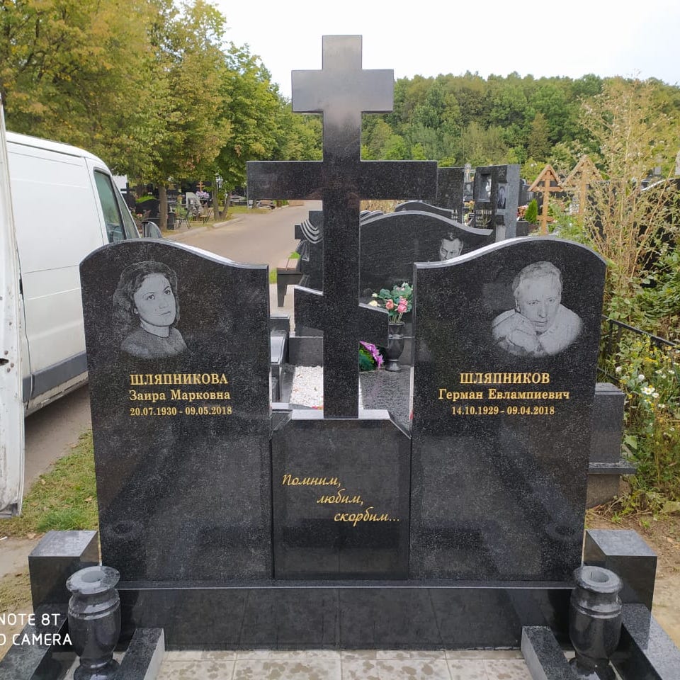 Мемориальный комплекс в восьмиконечным крестом