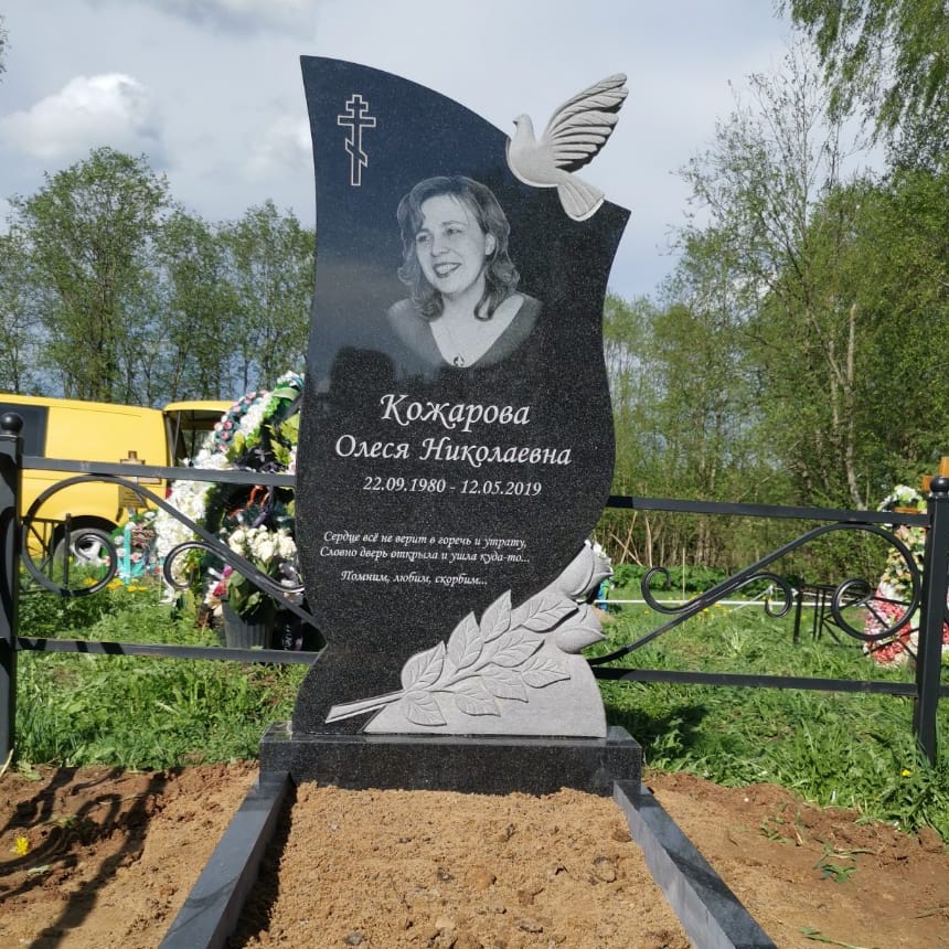 Памятник с розами и голубем