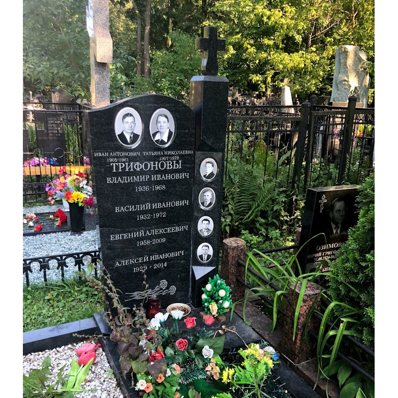 Памятник с гранитным столбом