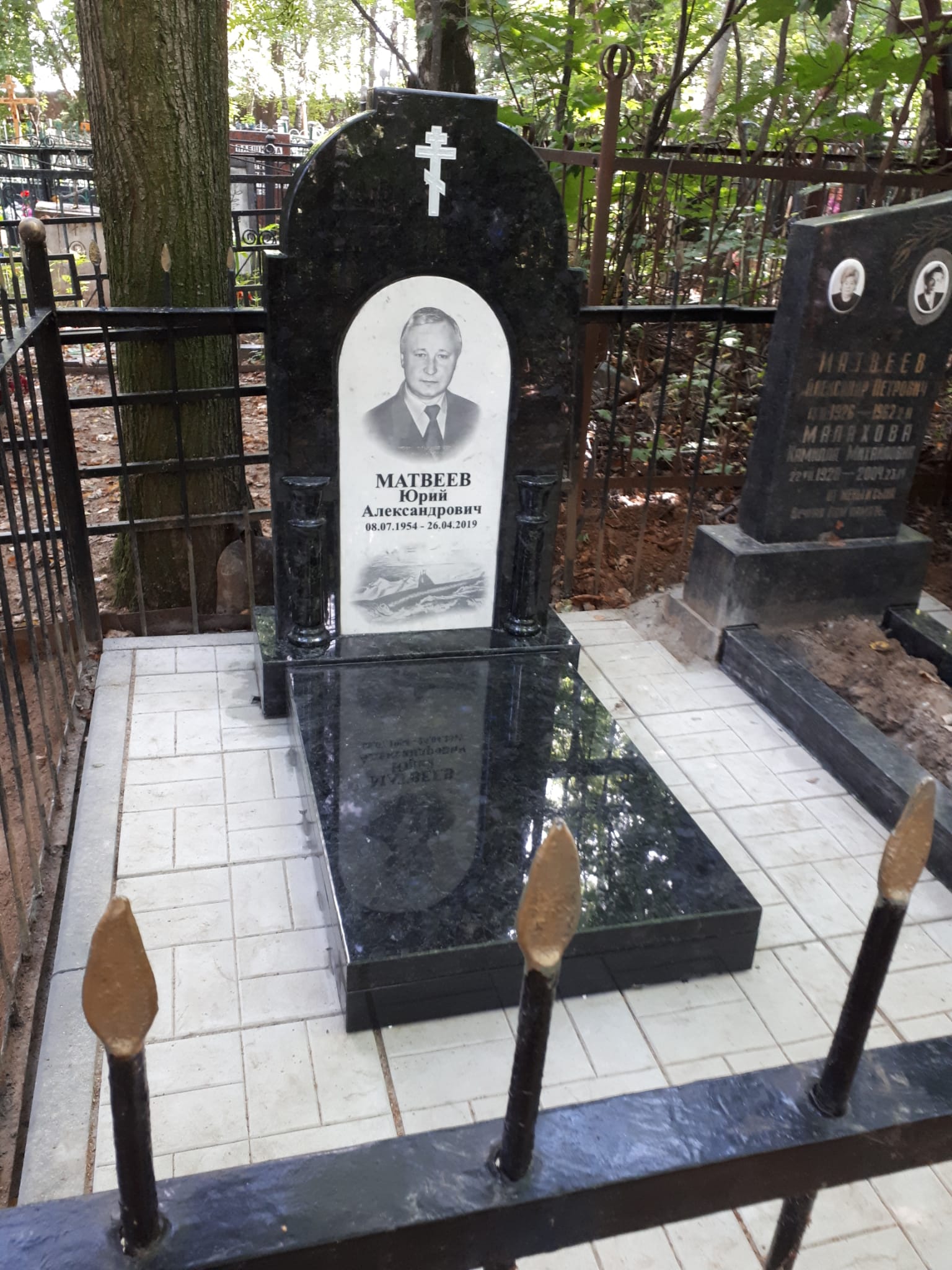 Арка с полувазами на могилу
