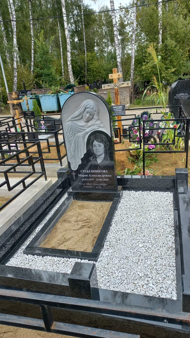 Памятник со скорбящей резной