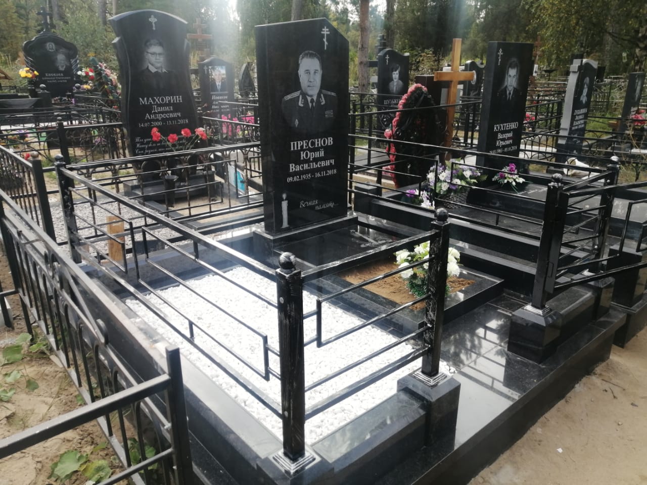 могильный памятник 10103