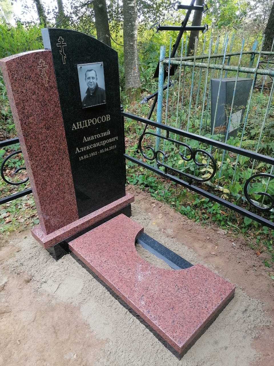 Цветник 81014 с надгробной плитой