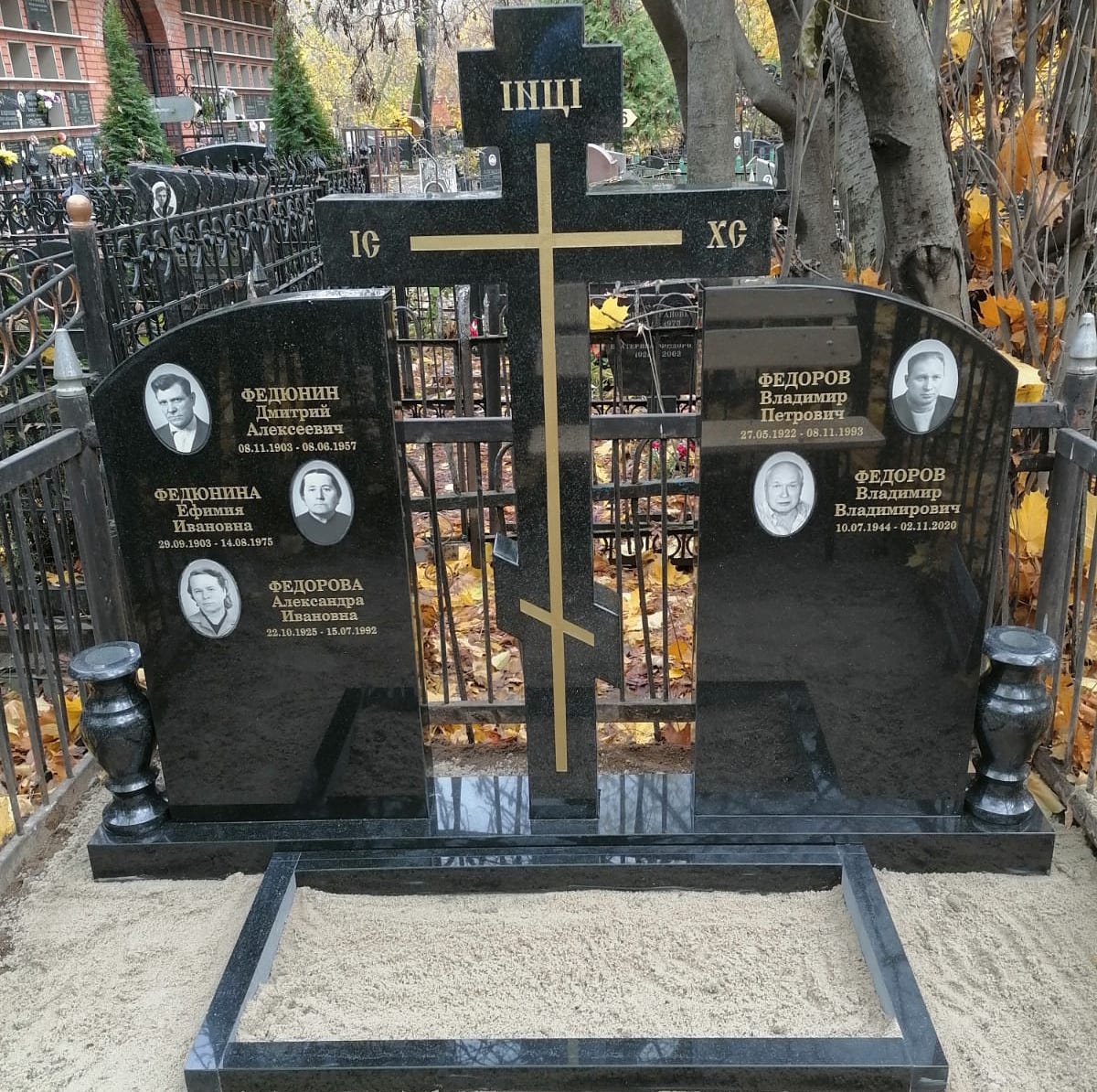 2 памятника с крестом на общей тумбе