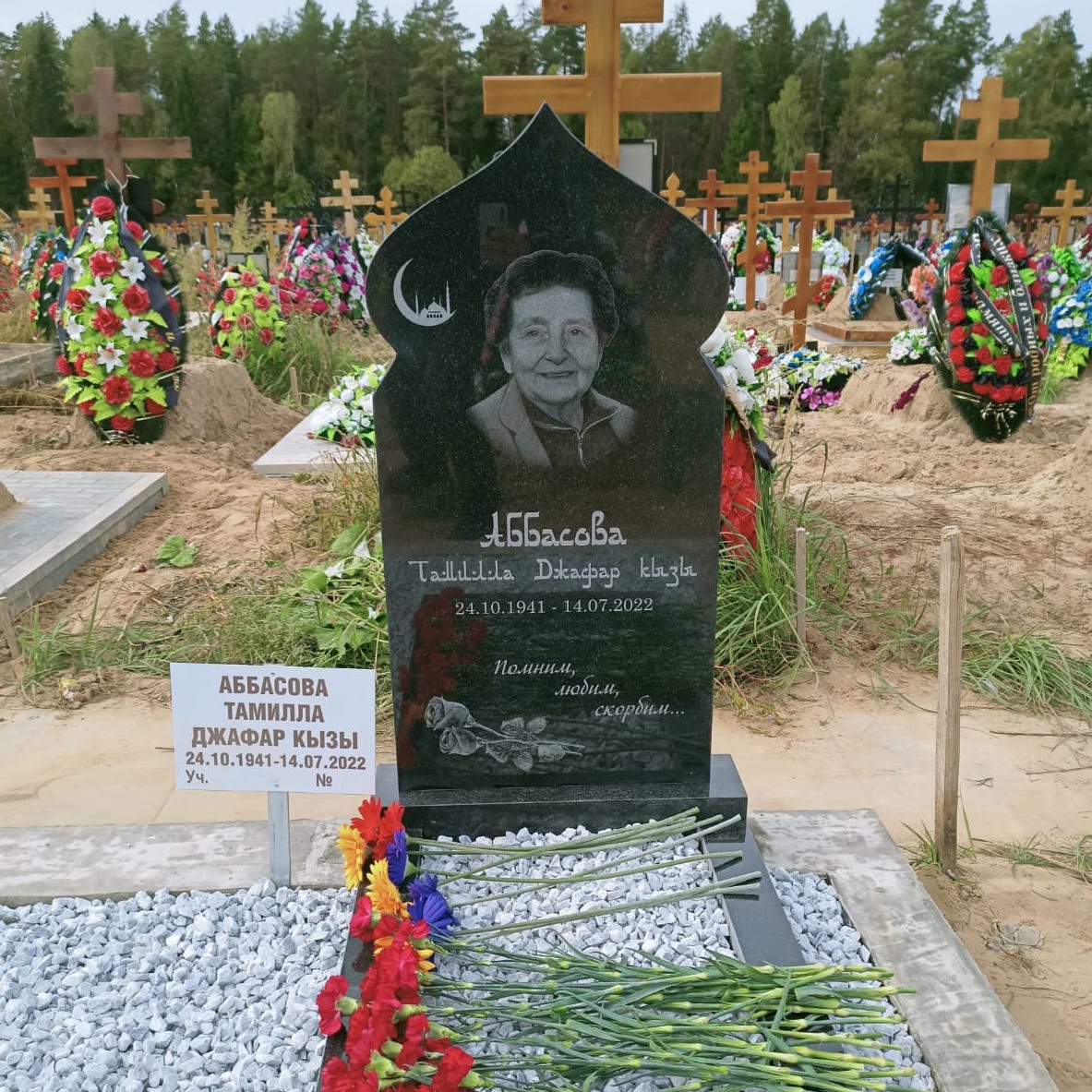 Две розы на надгробный памятник