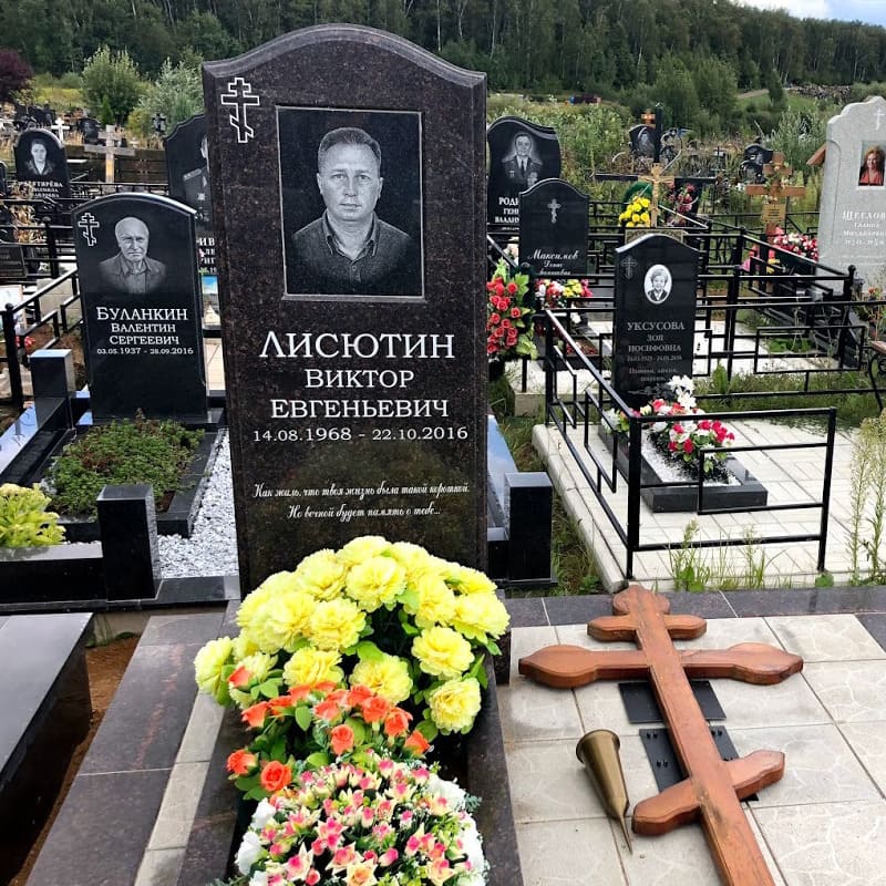 гранитное надгробие волной