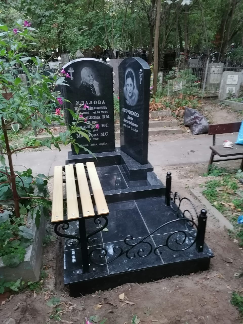 Сварная лавочка на кладбище