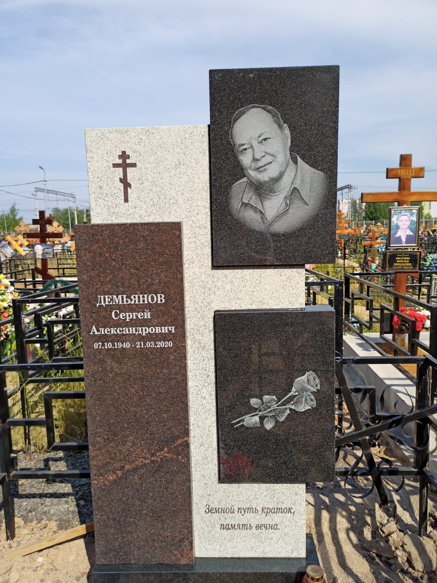 Комбинированный памятник на площадке из гранита