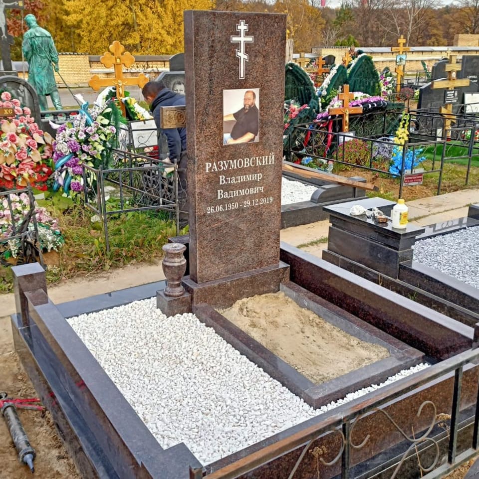 Памятник прямой на могилу 