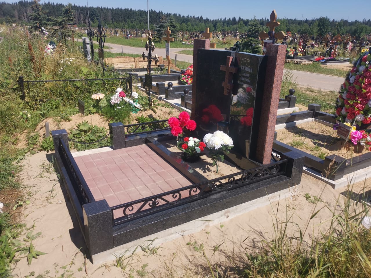 Православный комбинированный памятник с крестом на могилу