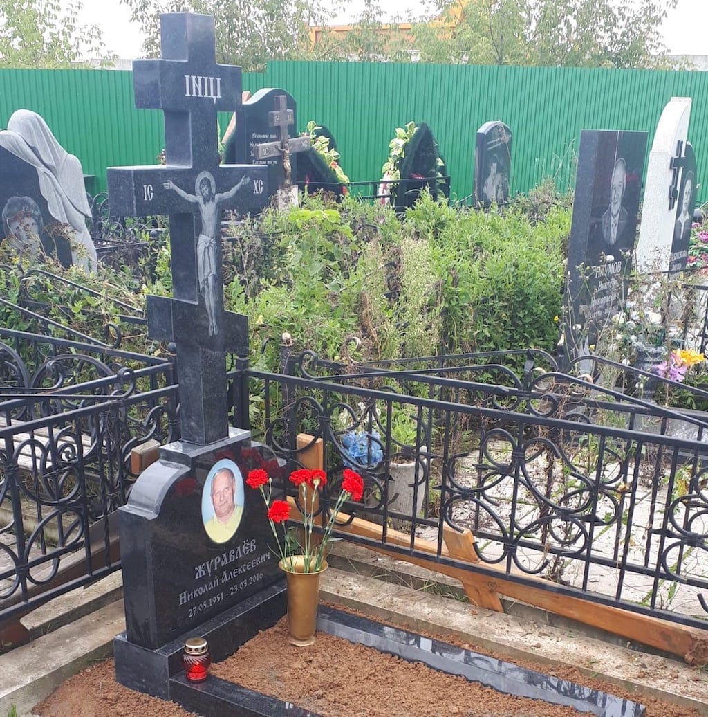 крест с цветником на могилу