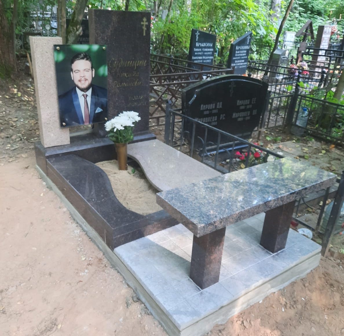 цветочница из гранита зеленого 