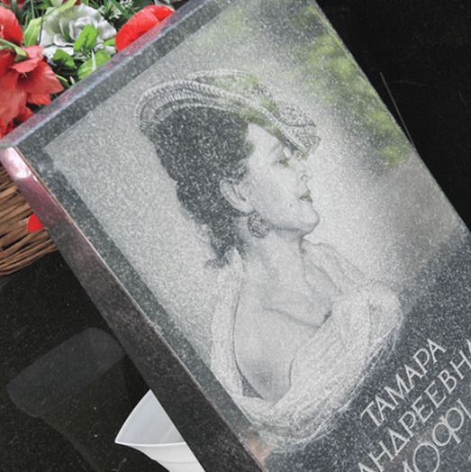 маленький памятник на могилу