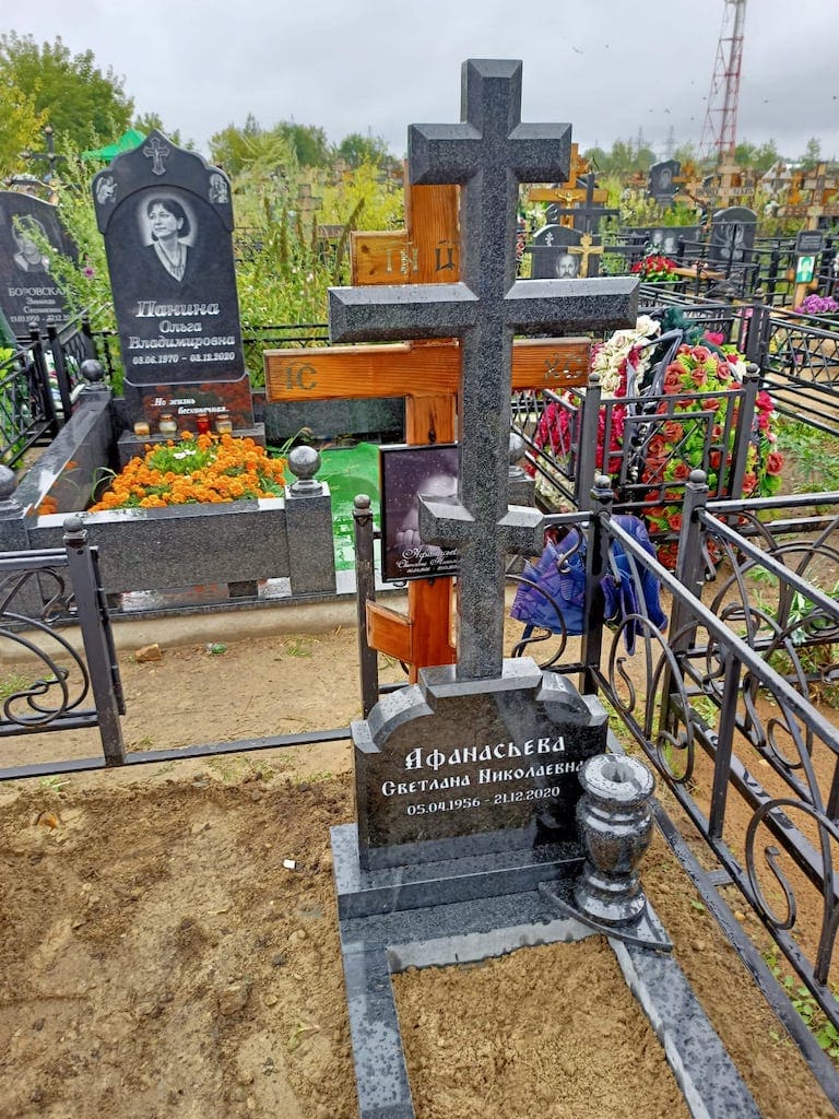 крест с цветником на могилу
