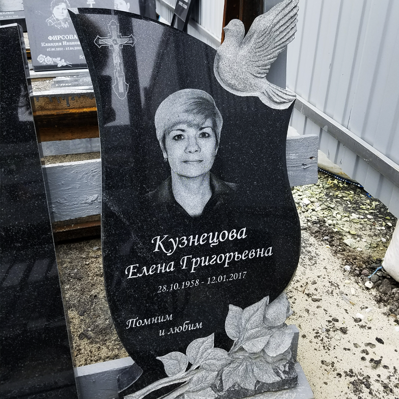 Памятник с розами и голубем