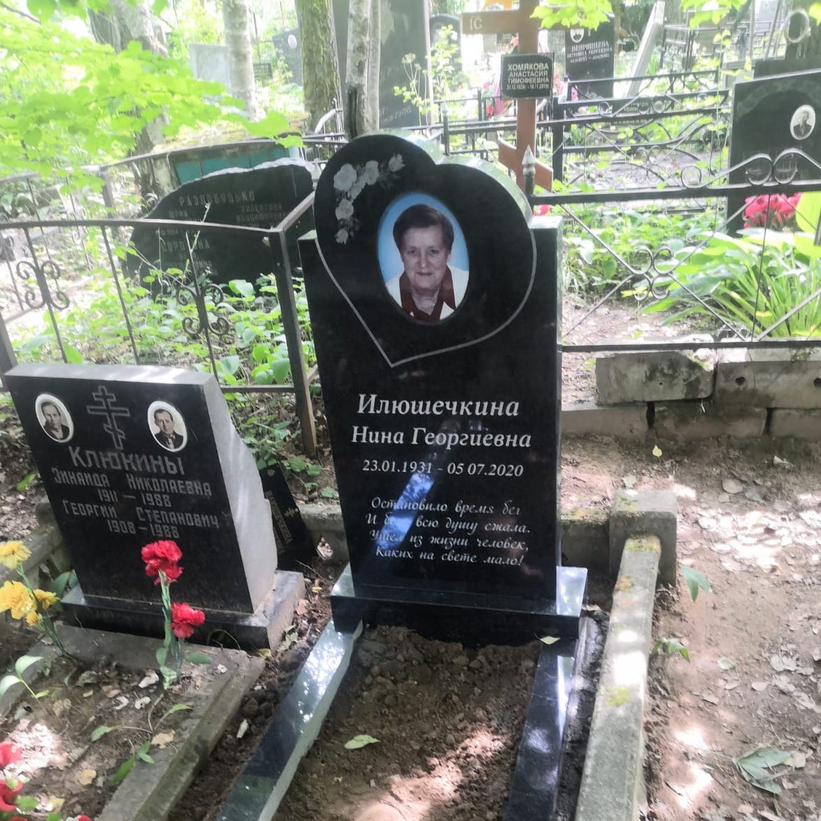 фигурное надгробие с сердцем