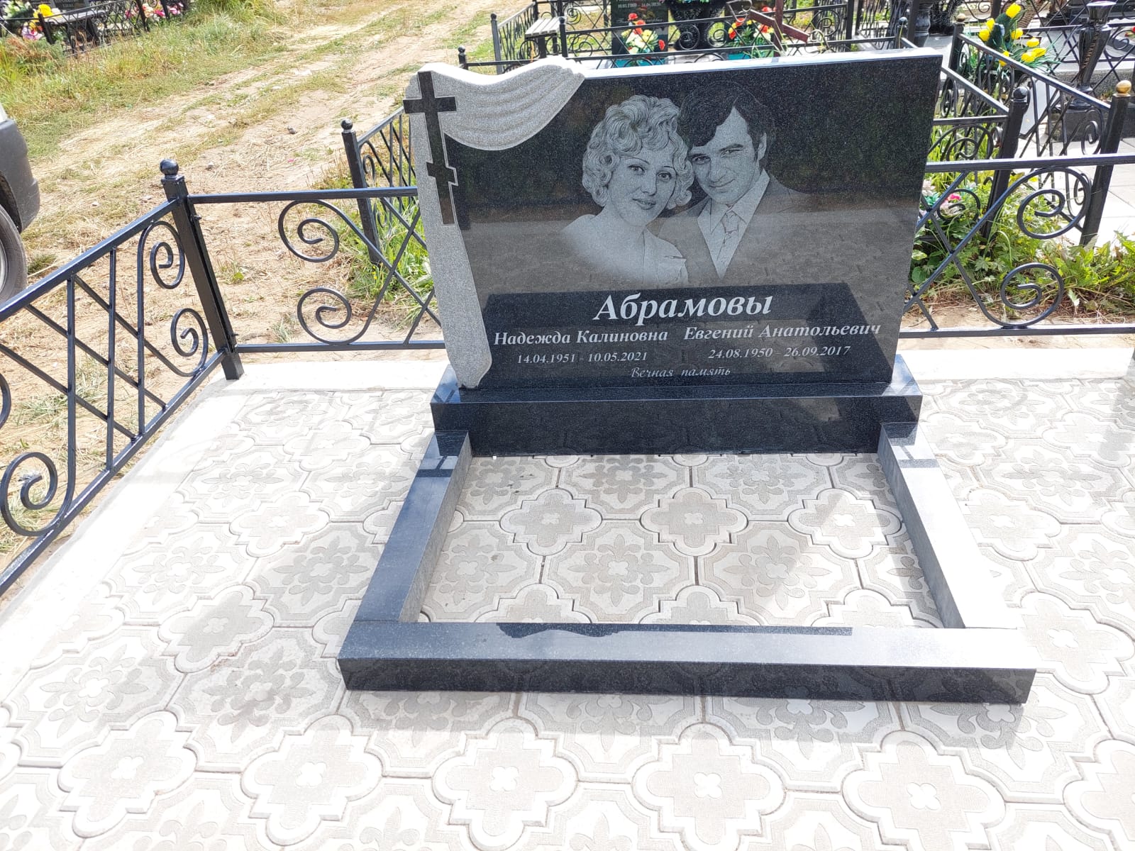Памятник с крестом и тканью на могилу