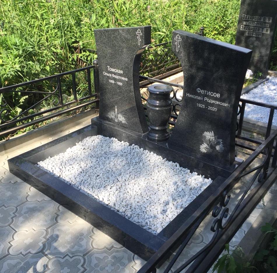 комплекс из гранита с вазой
