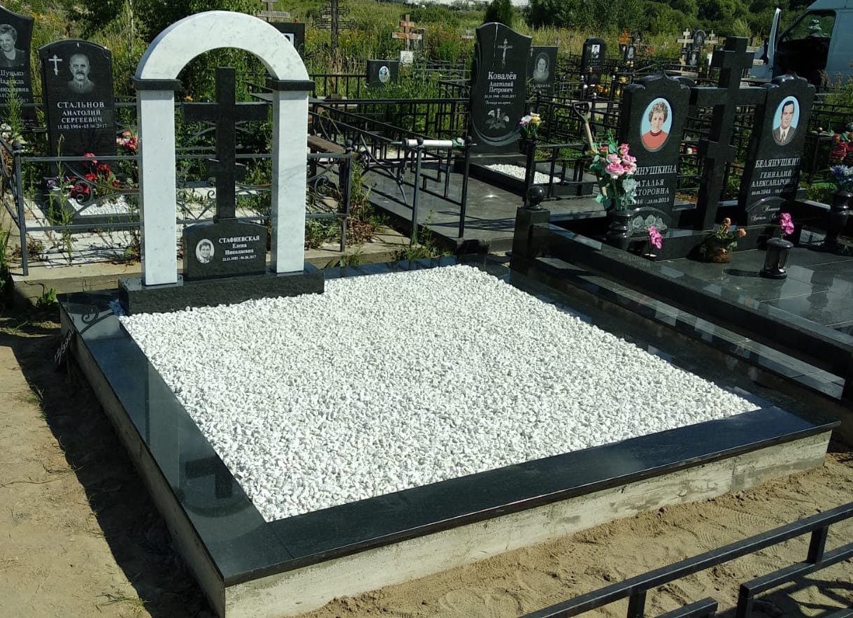 Каменный крест с аркой на могилу