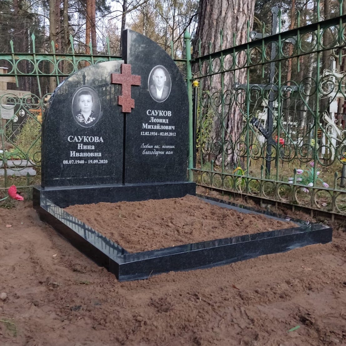 2 памятника с накладным крестом