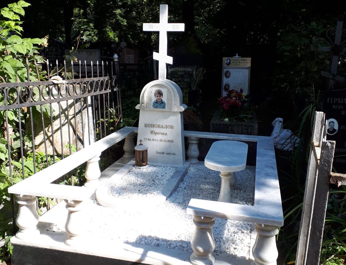 Гранитная скамья ритуальная