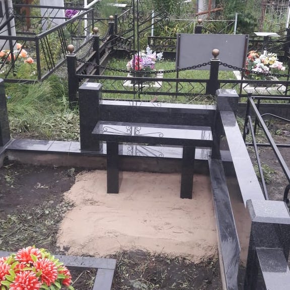 Скамейка из гранита ритуальная
