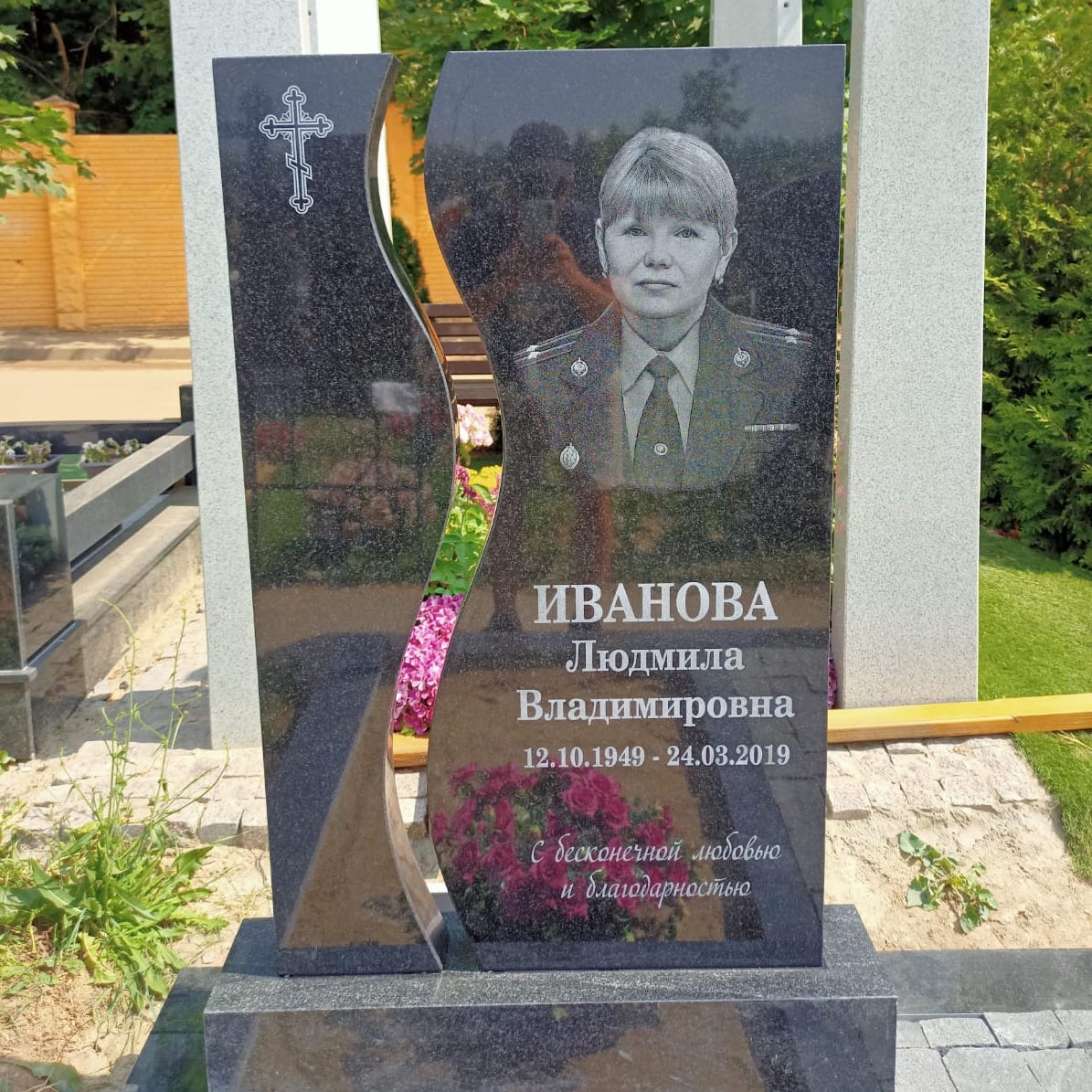 Гранитный мемориал с брусчаткой и гранитными поребриками