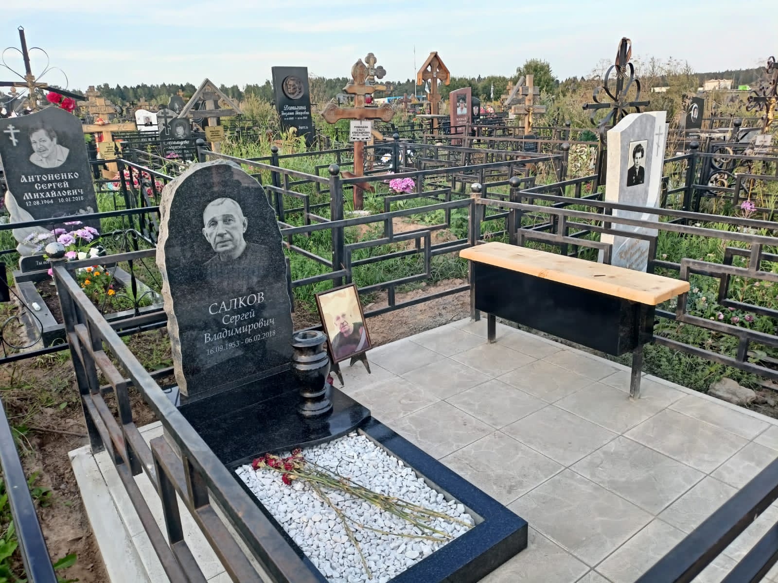 цветник с плиткой на могилу бюджетный