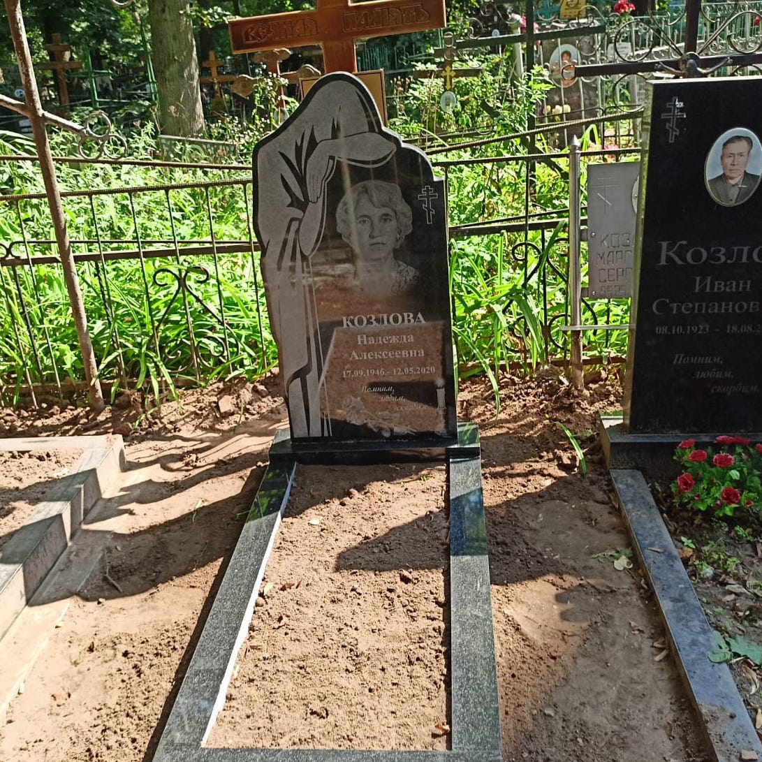 памятник со скорбящей из гранита 11204